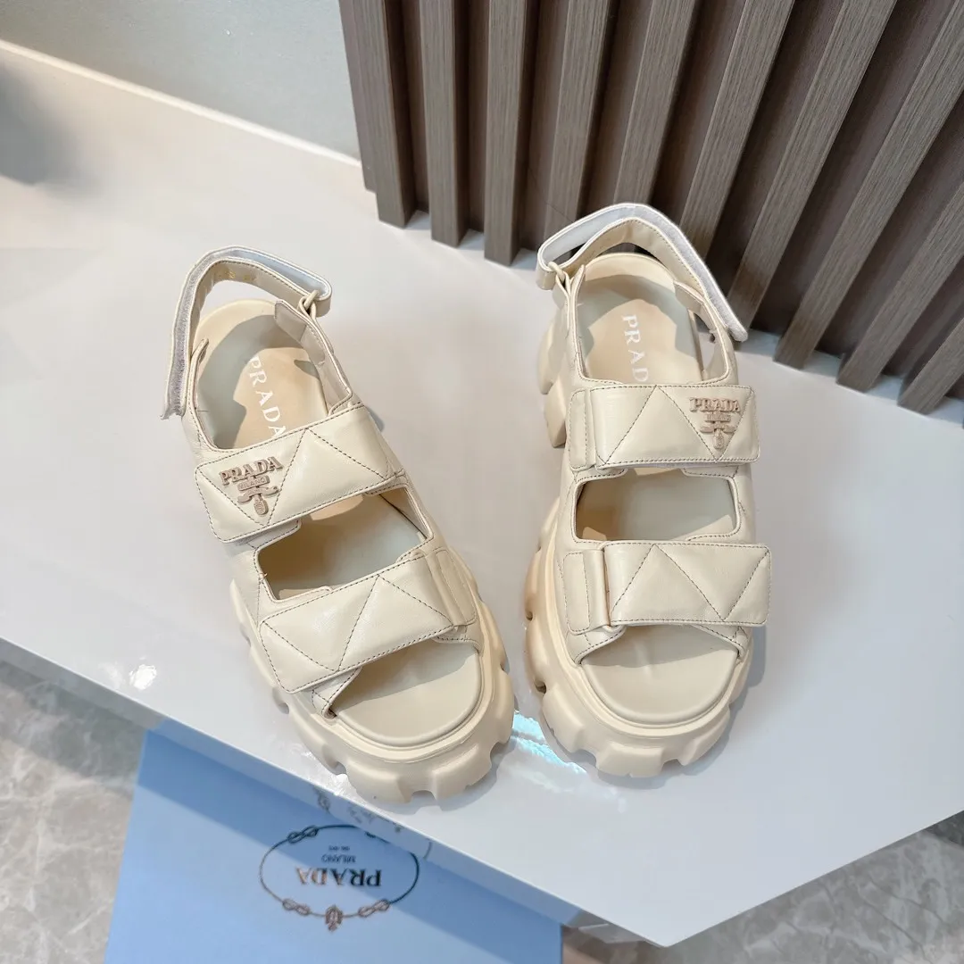 👟👟Ex-factory price 520👟👟 Prada 2024 new summer sandals series Thick-soled sandals This is a must-have for summer. It feels soft and delicate on the feet and is extremely comfortable. You can match it as you like. Original molded midsole. Original foaming technology tooth outsole, size 35-41.